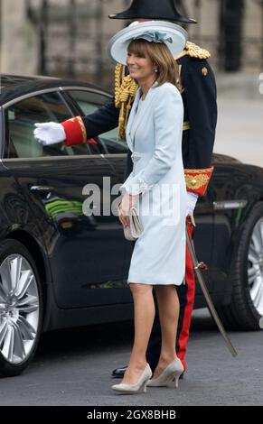 La madre della sposa Carole Middleton arriva all'Abbazia di Westminster per assistere al matrimonio di Catherine Middleton con il Principe William il 29 aprile 2011. Foto Stock