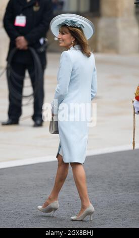 La madre della sposa Carole Middleton arriva all'Abbazia di Westminster per assistere al matrimonio di Catherine Middleton con il Principe William il 29 aprile 2011. Foto Stock