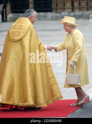 La Regina Elisabetta arriverà per il matrimonio del Principe William e Catherine Middleton all'Abbazia di Westminster il 29 aprile 2011. Foto Stock