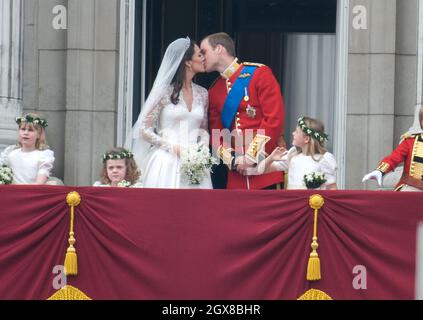 Il Principe William, Duca di Cambridge e Caterina, Duchessa di Cambridge baciano sul balcone di Buckingham Palace a Londra, Inghilterra, dopo il loro matrimonio all'Abbazia di Westminster il 29 aprile 2011 Foto Stock