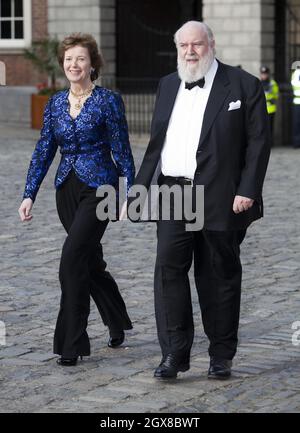 L'ex presidente irlandese Mary Robinson partecipa a una cena di Stato in onore della Regina al Castello di Dublino il 18 maggio 2011 alla fine del secondo giorno della storica visita del Monarca in Irlanda. **POOL PICTURES 28 DAY UK RESTRICTION *** Foto Stock