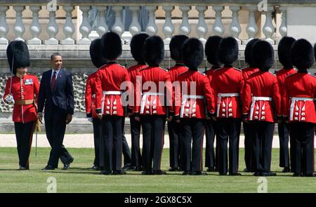 Il Presidente DEGLI STATI UNITI Barack Obama ispeziona le guardie durante un benvenuto cerimoniale nei giardini di Buckingham Palace il 24 maggio 2011 a Londra, Inghilterra. Foto Stock