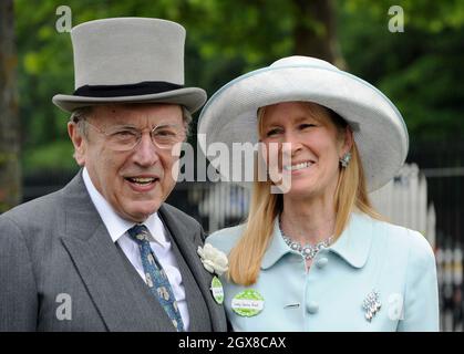 Sir David Frost e la moglie Lady Carina Frost partecipano al secondo giorno di Royal Ascot il 15 giugno 2011. Foto Stock