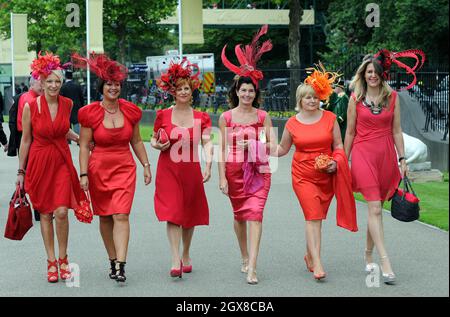 I registi alla moda vestiti di rosso frequentano il secondo giorno di Royal Ascot il 15 giugno 2011. Foto Stock