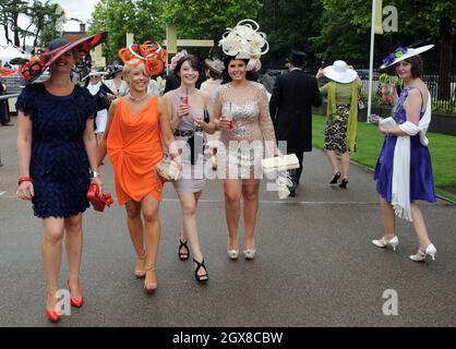 I racegoers in cappelli fantasiosi arrivano per il giorno delle Signore al Royal Ascot il 16 giugno 2011. Foto Stock