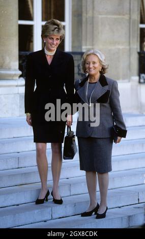 La Principessa del Galles con Bernadette Chirac, moglie del Presidente francese Jacques Chirac sui gradini del Palazzo Elysee. Foto Stock