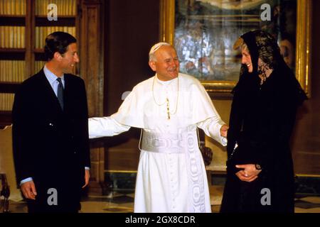 Il Principe e la Principessa di Galles con Papa Jean Paul II dopo la loro udienza privata in Vaticano a Roma, durante la visita ufficiale della coppia reale in Italia di 17 giorni. Foto Stock