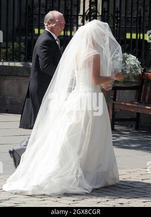 Zara Phillips, accompagnato dal padre capitano Mark Phillips, arriva a Canongate Kirk a Edimburgo per sposare Mike Tindall il 30 luglio 2011. Foto Stock