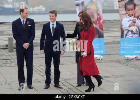 Il Principe Guglielmo, Duca di Cambridge e Caterina, Duchessa di Cambridge, accompagnati dal Principe ereditario Frederik e dalla Principessa ereditaria Maria di Danimarca, visitano il centro della Divisione di approvvigionamento dell'UNICEF di Copenhagen, Danimarca, per vedere la distribuzione degli aiuti all'Africa orientale il 2 novembre 2011. Foto Stock