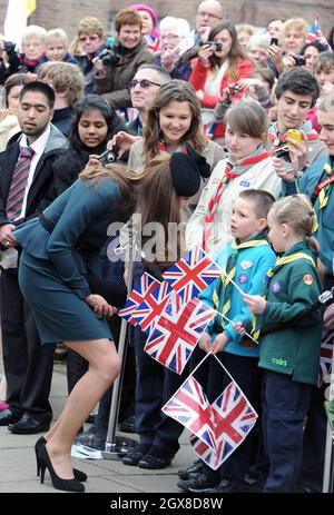 La duchessa di Cambridge parla con Jack Scanlon durante una visita alla Cattedrale di Leicester mentre accompagna la Regina e il Duca di Edimburgo in un tour del Giubileo dei Diamanti di Elizabeth l'del Regno Unito a Leicester. Foto Stock