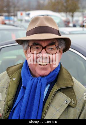 Ronnie Corbett partecipa al primo giorno delle gare del Cheltenham Festival il 3 marzo 2012. Foto Stock