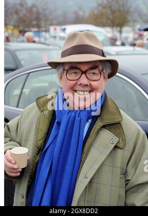 Ronnie Corbett partecipa al primo giorno delle gare del Cheltenham Festival il 3 marzo 2012. Foto Stock