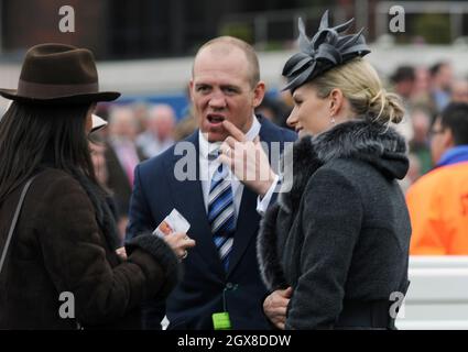 Zara Phillips e il marito Mike Tindall partecipano al primo giorno delle gare del Cheltenham Festival il 3 marzo 2012. Foto Stock