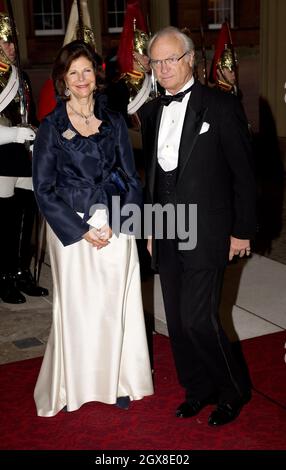 Re Carl XVl Gustaf di Svezia e la regina Silvia di Svezia partecipano a una cena per Sovereigns stranieri ospitati dal Principe di Galles e dalla Duchessa di Cornovaglia per commemorare il Giubileo del Diamante della Regina a Buckingham Palace il 18 maggio 2012. Foto Stock