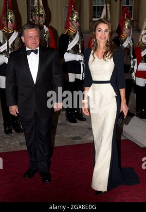 Re Abdullahof Jordan e la regina Rania di Giordania partecipano ad una cena per Sovereigns stranieri ospitati dal Principe di Galles e dalla Duchessa di Cornovaglia per commemorare il Giubileo del Diamante della Regina a Buckingham Palace il 18 maggio 2012. Foto Stock