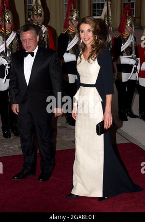 Re Abdullahof Jordan e la regina Rania di Giordania partecipano ad una cena per Sovereigns stranieri ospitati dal Principe di Galles e dalla Duchessa di Cornovaglia per commemorare il Giubileo del Diamante della Regina a Buckingham Palace il 18 maggio 2012. Foto Stock