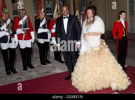 Re Mswati lll di Swaziland e Inkhosikati Lambikiza partecipano ad una cena per Sovereigns stranieri ospitati dal Principe di Galles e dalla Duchessa di Cornovaglia per commemorare il Diamante giubilare della Regina a Buckingham Palace il 18 maggio 2012. Foto Stock