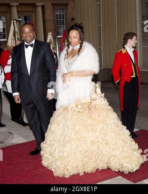 Re Mswati lll di Swaziland e Inkhosikati Lambikiza partecipano ad una cena per Sovereigns stranieri ospitati dal Principe di Galles e dalla Duchessa di Cornovaglia per commemorare il Diamante giubilare della Regina a Buckingham Palace il 18 maggio 2012. Foto Stock