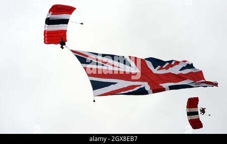 Il team di paracadute Red Devils si è esibito su Investec Derby il 2 giugno 2012 all'inizio dei festeggiamenti del Queen's Diamond Jubilee di questo fine settimana. Foto Stock