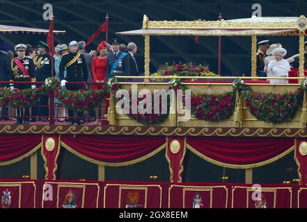 La Regina Elisabetta II (R) si erge con membri della Famiglia reale, tra cui il Principe Harry, Caterina, la Duchessa di Cambridge e il Principe William, Duca di Cambridge sulla Royal Barge 'Spirit of Chartwell' durante la Paginella del Tamigi Diamond Jubilee sul Tamigi a Londra il 3 giugno 2012. Foto Stock