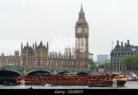 La Barge reale 'lo Spirito di Chartwell' che porta la Regina e i membri della Famiglia reale passa il Big ben e le Houses of Parliament durante il Diamond Jubilee Thames River Pageant il 3 giugno 2012 a Londra, Inghilterra. Foto Stock