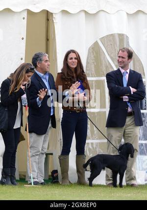 Catherine, Duchessa di Cambridge si rilassa con il suo cane Lupo al Beaufort Polo Club dove il Principe William e il Principe Harry stavano giocando in un incontro di beneficenza il 17 giugno 2012 Foto Stock