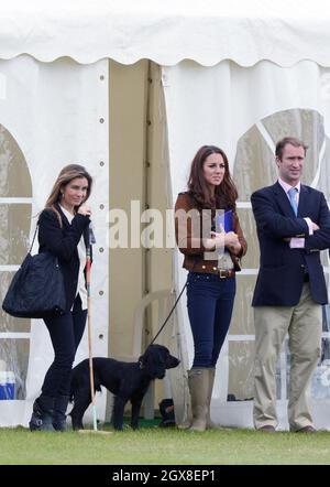 Catherine, Duchessa di Cambridge si rilassa con il suo cane Lupo al Beaufort Polo Club dove il Principe William e il Principe Harry stavano giocando in un incontro di beneficenza il 17 giugno 2012 Foto Stock