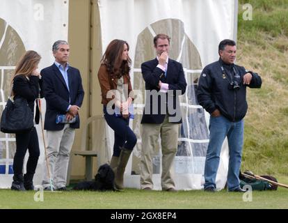 Catherine, Duchessa di Cambridge si rilassa con il suo cane Lupo al Beaufort Polo Club dove il Principe William e il Principe Harry stavano giocando in un incontro di beneficenza il 17 giugno 2012 Foto Stock