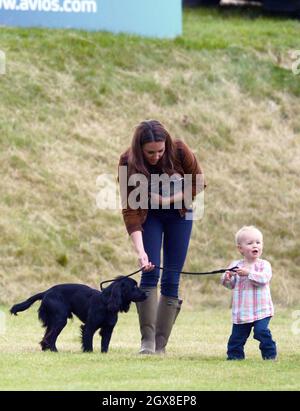 Catherine, Duchessa di Cambridge si rilassa con il suo cane Lupo e il bambino Savannah Phillips, figlia di Peter e Autunno Phillips, al Beaufort Polo Club dove il Principe William e il Principe Harry stavano giocando in un incontro di beneficenza il 17 giugno 2012 Foto Stock