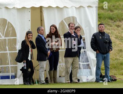 Catherine, Duchessa di Cambridge si rilassa con il suo cane Lupo al Beaufort Polo Club dove il Principe William e il Principe Harry stavano giocando in un incontro di beneficenza il 17 giugno 2012 Foto Stock