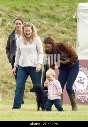 Catherine, Duchessa di Cambridge, si rilassa con la Phillips d'autunno, il toddler Savannah Phillips e il suo cane Lupo al Beaufort Polo Club, dove il principe William e il principe Harry stavano giocando in una partita di beneficenza il 17 giugno 2012 Foto Stock