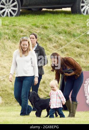 Catherine, Duchessa di Cambridge, si rilassa con la Phillips d'autunno, il toddler Savannah Phillips e il suo cane Lupo al Beaufort Polo Club, dove il principe William e il principe Harry stavano giocando in una partita di beneficenza il 17 giugno 2012 Foto Stock