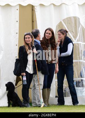 Catherine, Duchessa di Cambridge si rilassa con il suo cane Lupo al Beaufort Polo Club dove il Principe William e il Principe Harry stavano giocando in un incontro di beneficenza il 17 giugno 2012 Foto Stock