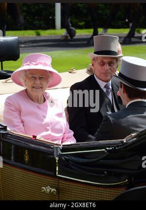 La Regina Elisabetta II e il Principe Filippo, Duca di Edimburgo arriveranno in carrozza aperta il giorno due dell'Ascot reale il 20 giugno 2012 Foto Stock