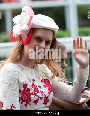 La principessa Beatrice partecipa al giorno delle Signore al Royal Ascot il 21 giugno 2012. Foto Stock