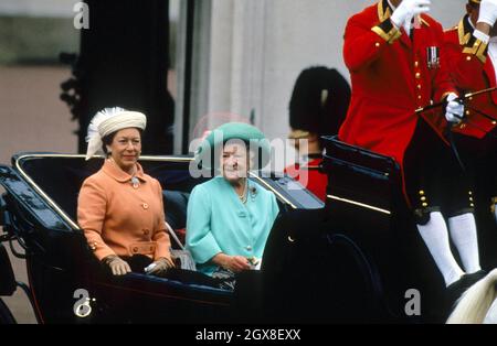 La Principessa Margaret e la Regina Madre al Trooping del colore. Foto Stock