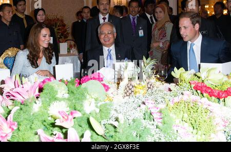 Catherine, Duchessa di Cambridge e il Principe William, Duca di Cambridge si siedono per pranzo con il primo ministro malese Dato' Sri Mohd Najib bin Tun Abdul Razak nella sua residenza ufficiale a Kuala Lumpur il giorno 3 di un tour del Giubileo dei Diamanti dell'Estremo Oriente. Foto Stock