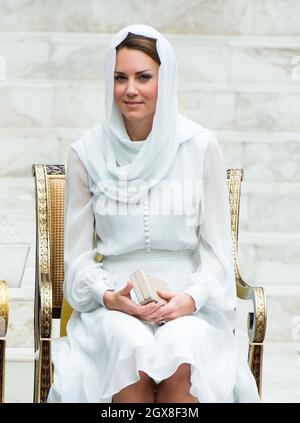 Catherine, Duchessa di Cambridge, con un foulard, visita la Moschea di Assyakirin a Kuala Lumpur il giorno 4 di un tour del Giubileo dei Diamanti dell'Estremo Oriente. Foto Stock