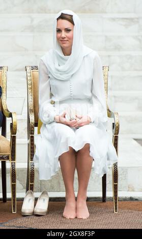 Catherine, Duchessa di Cambridge rimuove le scarpe e indossa un velo mentre visita la Moschea di Assyakirin a Kuala Lumpur il 4° giorno di un tour del Giubileo dei Diamanti dell'Estremo Oriente. Foto Stock