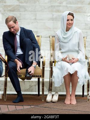 Catherine, Duchessa di Cambridge e il Principe William, Duca di Cambridge rimuovono le scarpe mentre visitano la Moschea di Assyakirin a Kuala Lumpur il 4° giorno di un tour del Giubileo dei Diamanti dell'Estremo Oriente. Foto Stock