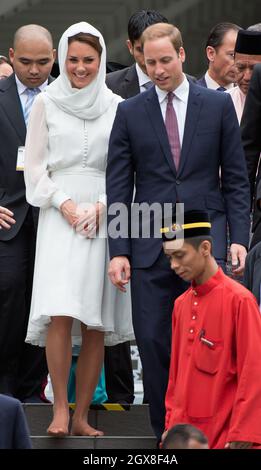 Catherine, Duchessa di Cambridge e il Principe William, Duca di Cambridge rimuovono le scarpe mentre visitano la Moschea di Assyakirin a Kuala Lumpur il 4° giorno di un tour del Giubileo dei Diamanti dell'Estremo Oriente. Foto Stock
