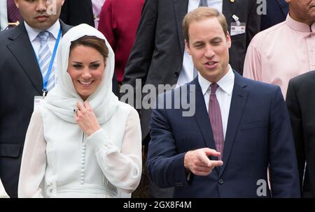 Catherine, Duchessa di Cambridge, che indossa un foulard, e il Principe William, Duca di Cambridge visitano la Moschea di Assyakirin a Kuala Lumpur il 4° giorno di un tour del Giubileo dei Diamanti dell'Estremo Oriente. Foto Stock