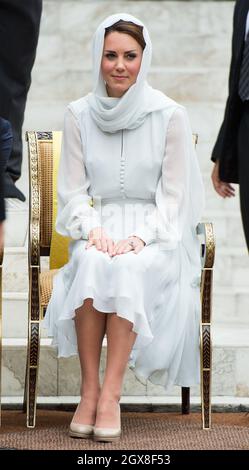 Catherine, Duchessa di Cambridge rimuove le scarpe e indossa un velo mentre visita la Moschea di Assyakirin a Kuala Lumpur il 4° giorno di un tour del Giubileo dei Diamanti dell'Estremo Oriente. Foto Stock