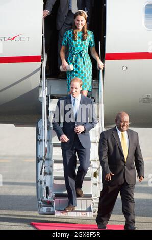 Catherine, Duchessa di Cambridge e il Principe William, Duca di Cambridge arriveranno all'aeroporto Henderson di Honiara, Isole Salomone il 16 settembre 2012. Foto Stock