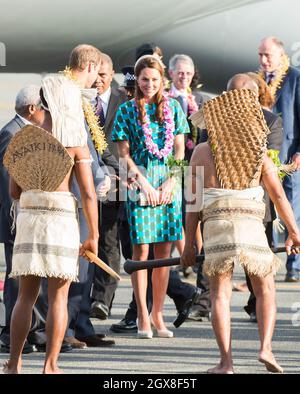 I guerrieri dell'isola salutano Caterina, Duchessa di Cambridge e il Principe William, Duca di Cambridge all'Aeroporto Henderson di Honiara, Isole Salomone, il 16 settembre 2012. Foto Stock