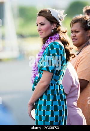 Catherine, Duchessa di Cambridge, che indossa una ghirlanda tradizionale, arriva all'aeroporto Henderson di Honiara, Isole Salomone il 16 settembre 2012. Foto Stock