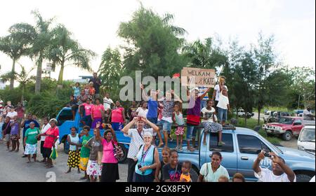 La folla aspetta per salutare Caterina, Duchessa di Cambridge e il Principe William, Duca di Cambridge all'Aeroporto Henderson di Honiara, Isole Salomone il 16 settembre 2012. Foto Stock