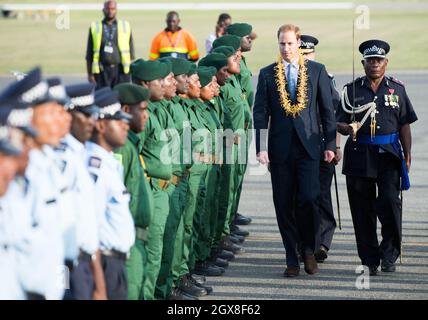 Il Principe William, Duca di Cambridge, che indossa una ghirlanda tradizionale, ispeziona un'accogliente guardia d'onore all'aeroporto di Henderson a Honiara, Isole Salomone, il 16 settembre 2012. Foto Stock