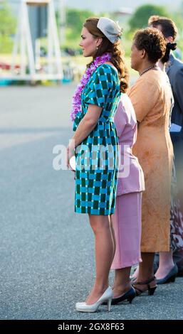 Catherine, Duchessa di Cambridge, che indossa una ghirlanda tradizionale, arriva all'aeroporto Henderson di Honiara, Isole Salomone il 16 settembre 2012. Foto Stock