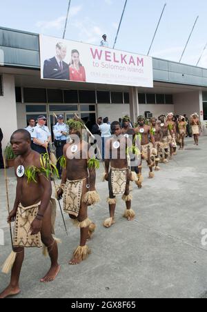 I guerrieri dell'isola si preparano a salutare Caterina, Duchessa di Cambridge e il Principe William, Duca di Cambridge all'Aeroporto Henderson di Honiara, Isole Salomone il 16 settembre 2012. Foto Stock